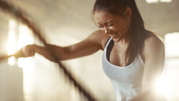 go to the gym woman battle ropes